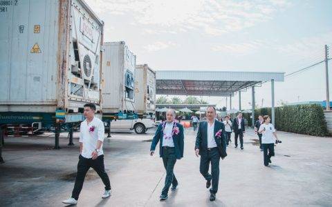 摘椰青时，泰国工人为何先掂三下？