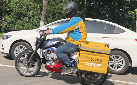 机器人无人车齐上阵 做苏宁快递员太舒服