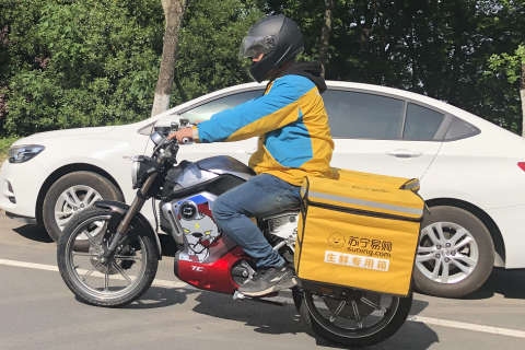 机器人无人车齐上阵 做苏宁快递员太舒服