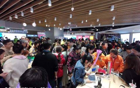 五一苏宁门店人从众?，手机销售达去年同期151%