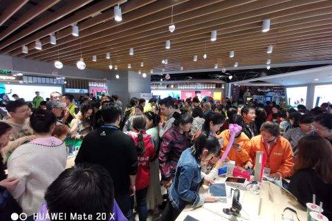 五一苏宁门店人从众?，手机销售达去年同期151%