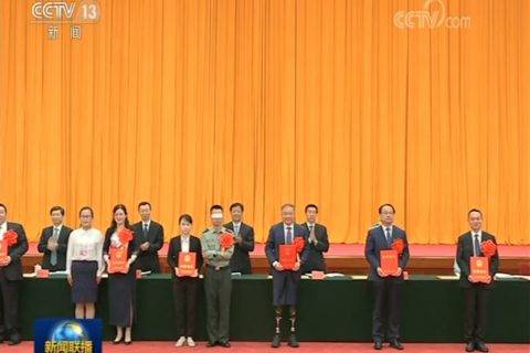 快手用户夏伯渝登《新闻联播》 被表彰为“全国自强模范”