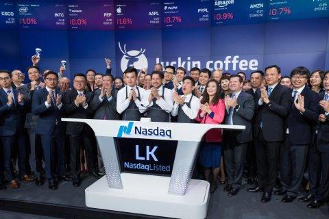 瑞幸咖啡纳斯达克IPO 募资6.95亿美元