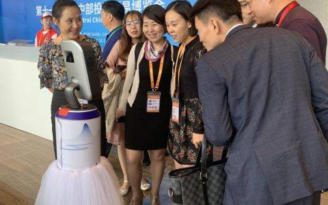 机器人新物种亮相江西中部博览会 猎户星空“豹小秘”五星级服务获点赞