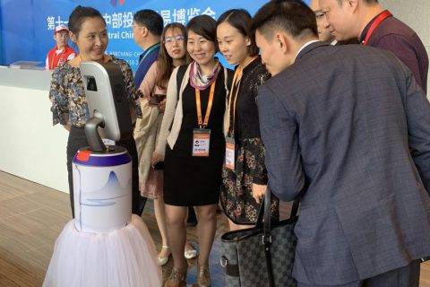 机器人新物种亮相江西中部博览会 猎户星空“豹小秘”五星级服务获点赞