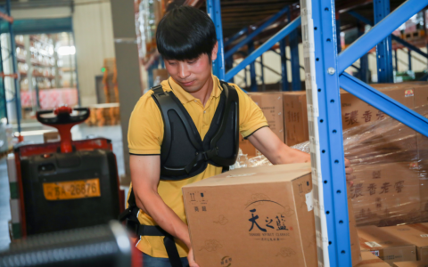 记者潜入苏宁仓库 拍到小哥竟然穿着它备战 618