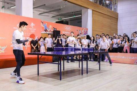 张继科“过招”阿里人 锻炼身体也是工作的一部分