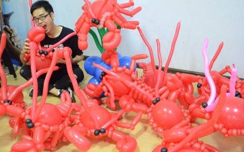 上万用户在快手上“吹气球” 有气球造型师年入超百万