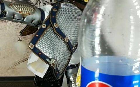 “周瑜”挑战踢瓶盖 “司马懿”变身“苏大强”岳阳三国迷的快手别样收藏