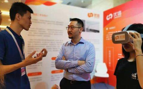 中国二手车大会举办 贵阳人“尝鲜儿”VR全景看车