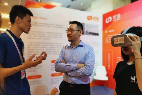 中国二手车大会举办 贵阳人“尝鲜儿”VR全景看车