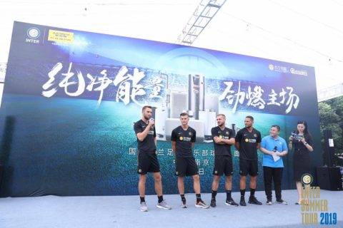 苏宁易购广场国米球员和粉丝互动：“我爱南京”