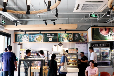 全国首家苏宁小店3.0开业，餐饮菜品近60种