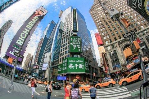 武汉热干面登陆纽约时代广场 用“安心”温暖全世界