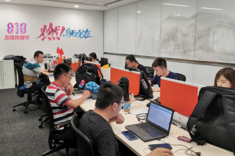 818战火正燃，各家手机厂商驻点苏宁总部备战