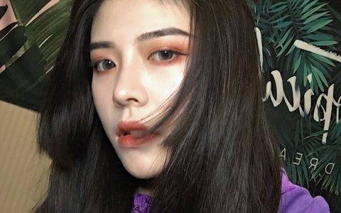 00后美女“弃航从发” 左手美发刀、右手快手托起时尚“新美业”