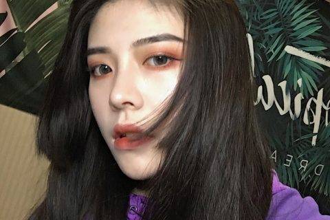 00后美女“弃航从发” 左手美发刀、右手快手托起时尚“新美业”