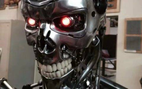 快手“元素哥”带180万老铁直播创意玩具组装 一起变废为宝