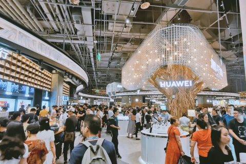 人人人人……苏宁极物旗舰店落地重庆 山城市民工作日来打卡