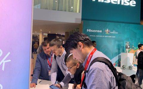 海信“护眼阅读”双屏手机亮相IFA，10月将在国内发布