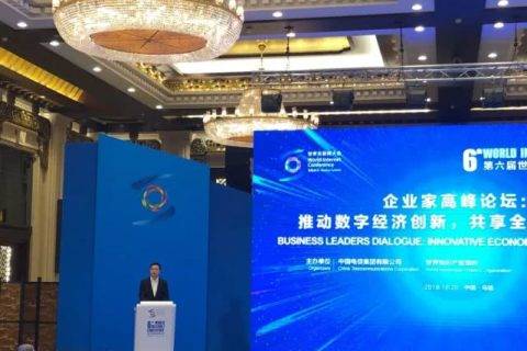 乌镇第一天：李彦宏讲古文，雷军会场做“推销”