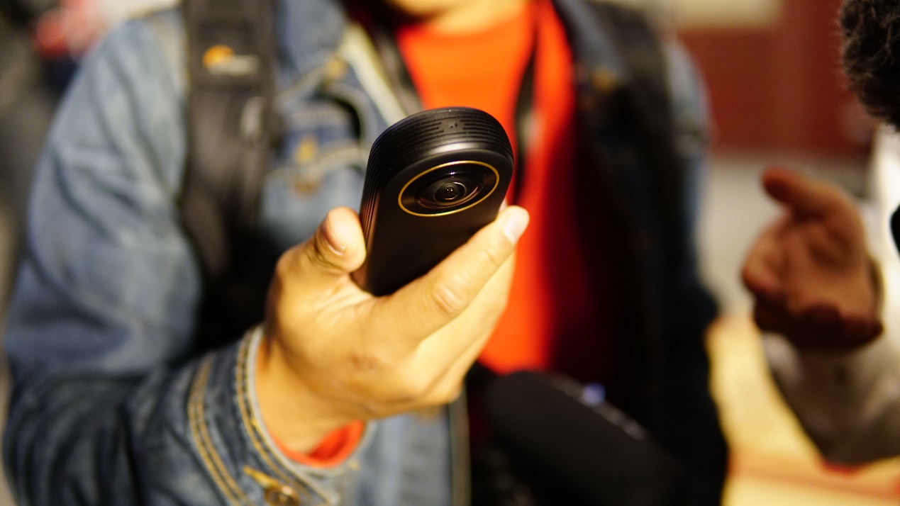 全球首款8K口袋全景相机QooCam 8K今日发布