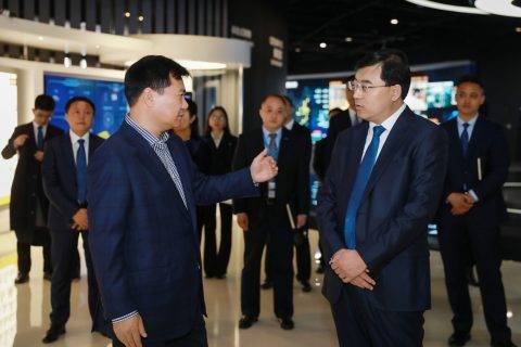 伊利董事长潘刚到访苏宁总部，张近东：推动全场景全产品协同