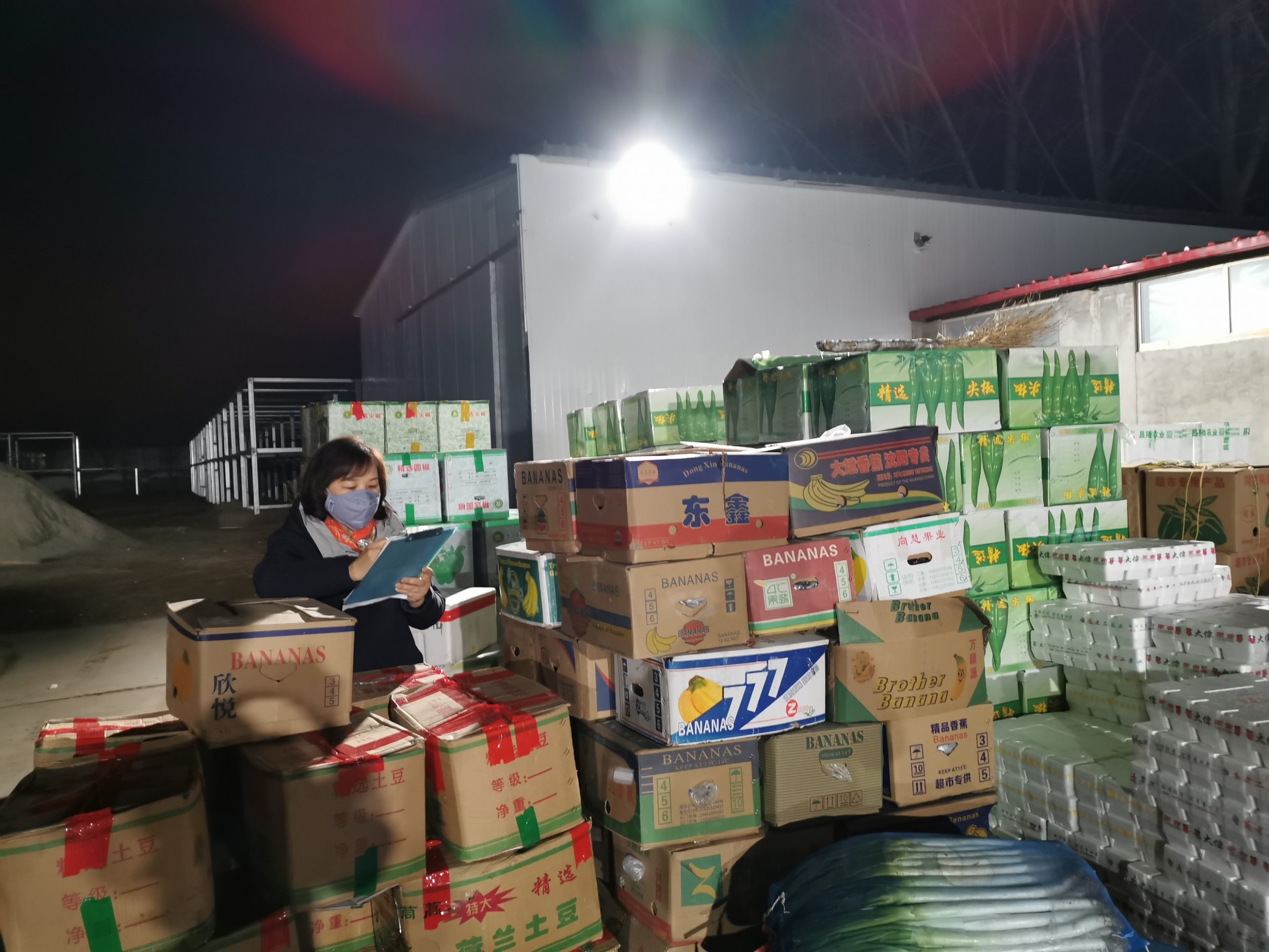 日供28家门店百余吨蔬菜 北京家乐福采购不眠不休的72小时