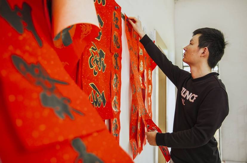 90后大学毕业生创业代写春联 天猫年货节期间日售春联上百幅