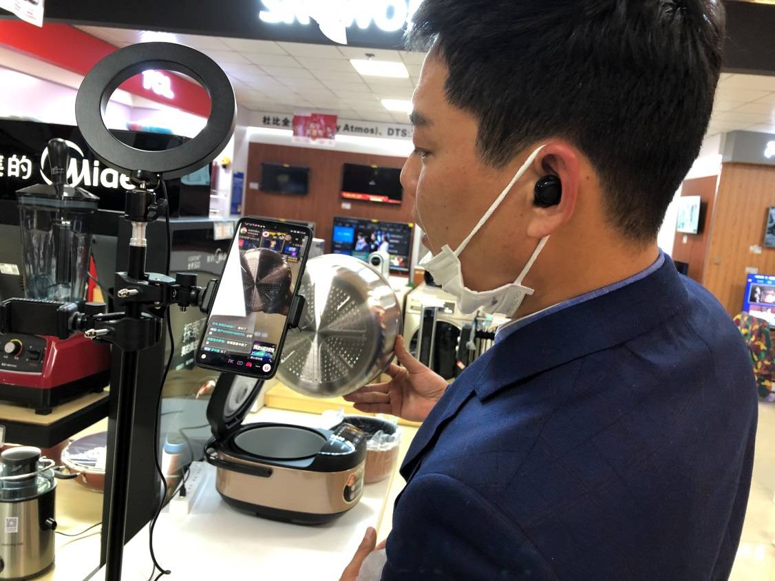 闭店单月销售47万，店主在直播间演起了《老狼Disco》