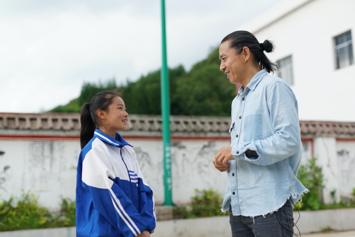 痛仰乐队探访六盘水山区小学，两代“摇滚人”用音乐点亮梦想