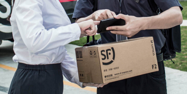 零跑汽车今日上市，创始人朱江明邀C01车主代表敲锣