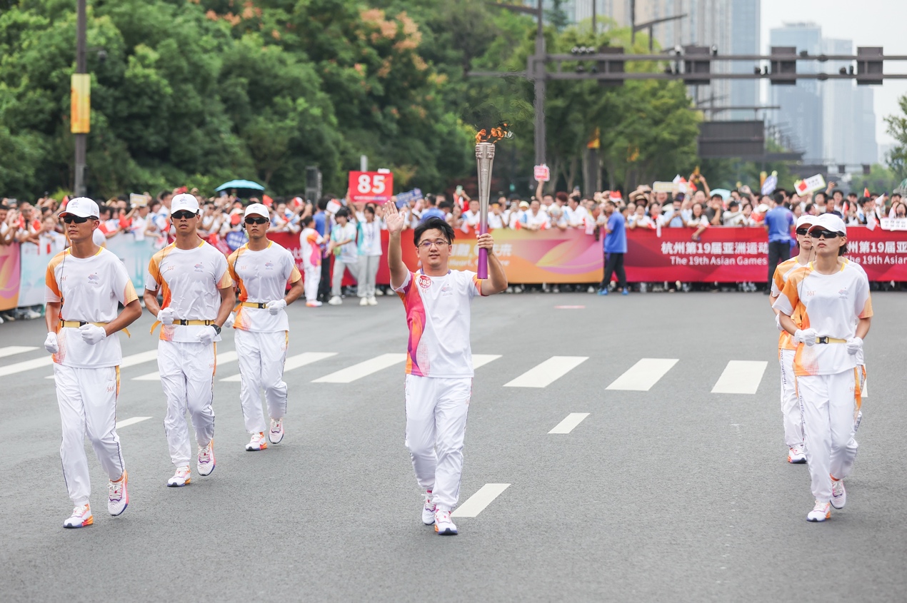 快手联合创始人杨远熙参与杭州亚运会火炬传递，以“666”手势代表老铁送祝福