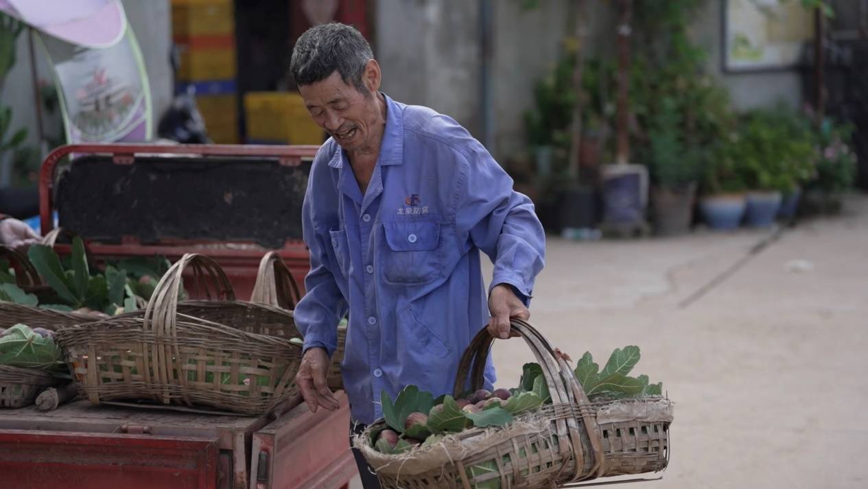 在拼多多卖火无花果后，他活成了“别人家的孩子”