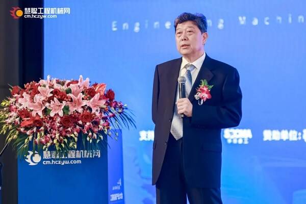 中国液压气动密封件工业协会 理事长 杜旭东作《2024年液压气动密封件行业发展情况及趋势展望》 主题报告 中国液压气动密封件工业协会 理事长 杜旭东作《2024年液压气动密封件行业发展情况及趋势展望》 主题报告