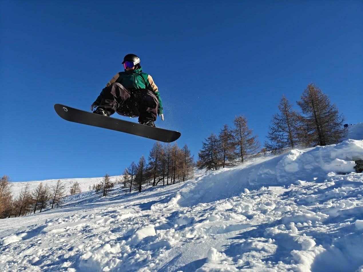 男人跳起來滑雪描述已自動生成