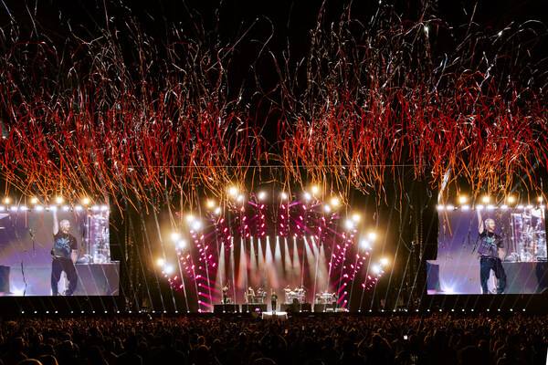 Maroon 5在支持第16届阿布扎比大奖赛的Yasalam赛后音乐会上演出