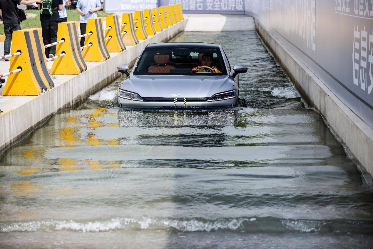 从坚守底线到超越上限，风云A9L定义中国汽车价值高度