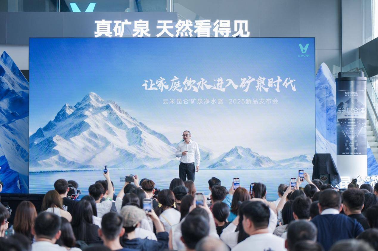 人们在看台上的人和观众中度可信度描述已自动生成