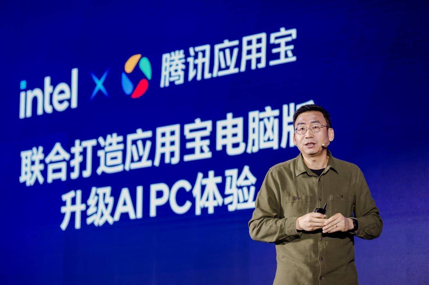男人站着AI 生成的内容可能不正确。