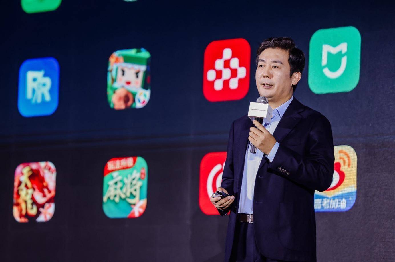 图片包含 男人, 行李箱, 街道, 年轻AI 生成的内容可能不正确。