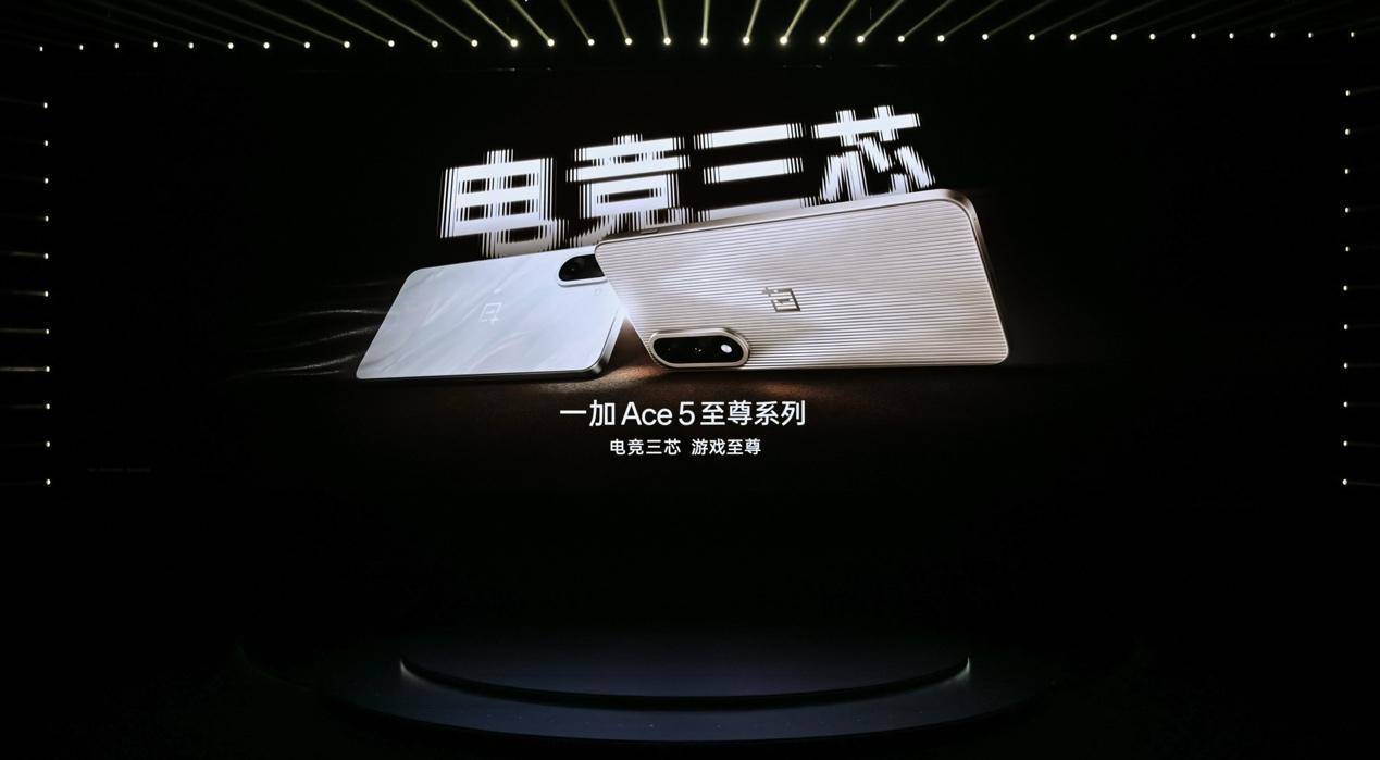 桌子上摆放着黑色的机器AI 生成的内容可能不正确。