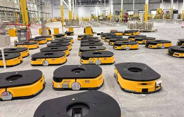 潜伏顶升式机器人