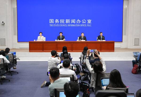 国务院新闻办公室举行新闻发布会介绍第三届中国国际供应链促进博览会筹备情况。