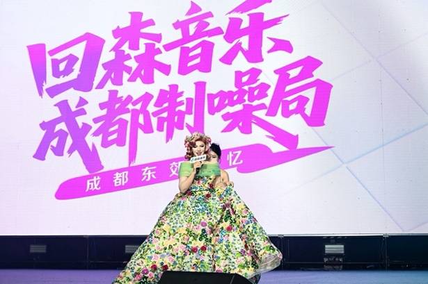 穿着粉色衣服的女人描述已自动生成