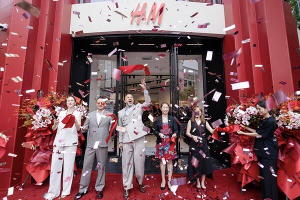 H&M风格之邸开业现场剪彩，（左起）H&M区域经理Marina Mustafina、H&M南区销售经理康凯、H&M大中华区零售总裁司懿徳、淮海集团党委书记、董事长张敏女士、H&M风格之邸店长吴莉