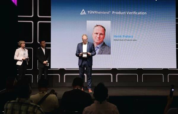 莱茵产品服务事业群全球销售副总裁Henk Pieters为IQV技术颁发性能验证证书