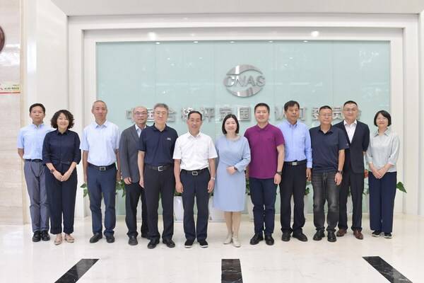 SGS中国区总裁郝金玉(右六)与中国合格评定国家认可委员会张朝华秘书长（左六）等领导合影