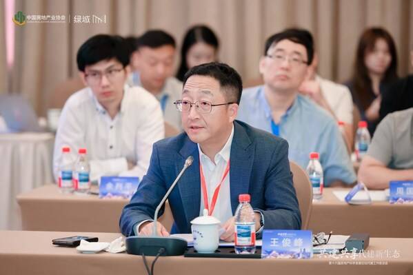 中国房协代建分会副会长、绿城管理控股执行董事兼行政总裁王俊峰主持座谈