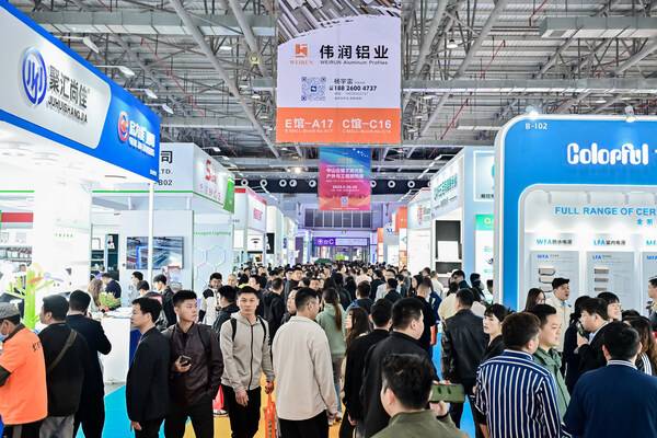 展会现场商贸氛围浓郁